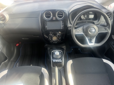ノート(ニッサン)中古車 後席から見た前席