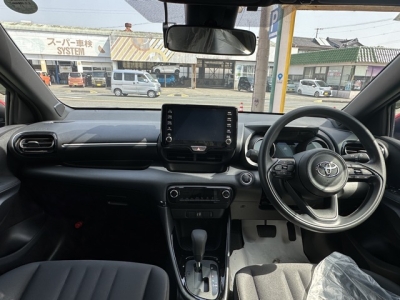 ヤリス(トヨタ)中古車 後席から見た前席