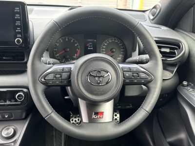 GRヤリス(トヨタ)中古車 後席から見た前席