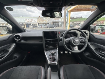 GRヤリス(トヨタ)中古車 後席から見た前席