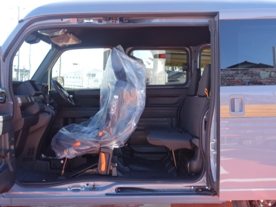 N-VAN(ホンダ)新車見本展示無 後席から見た前席