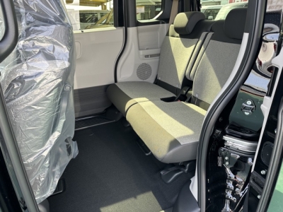 新型N-BOX(ホンダ)届出済未使用車 後席内装