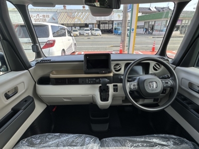 新型N-BOX(ホンダ)届出済未使用車 後席から見た前席