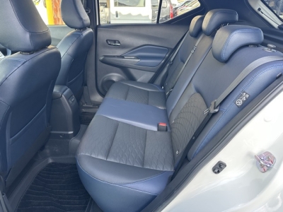 キックス(ニッサン)中古車 後席内装
