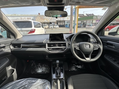 WR-V(ホンダ)登録済未使用車 後席から見た前席