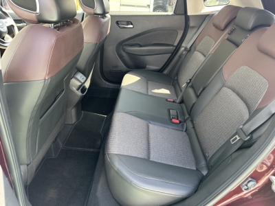 オーラ(ニッサン)中古車 後席から見た前席