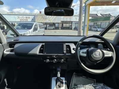 フィット(ホンダ)中古車 後席から見た前席