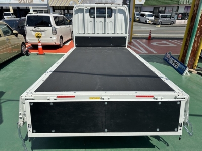 キャンター(三菱)登録済未使用車 内外装写真他２
