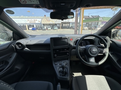 GRヤリス(トヨタ)中古車 後席から見た前席