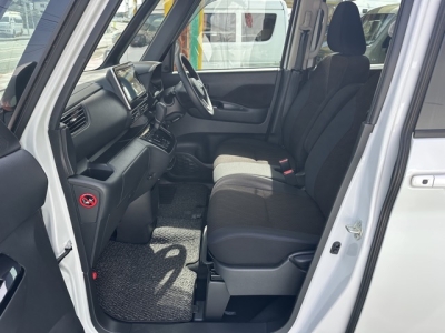 eKクロススペース(三菱)中古車 前席内装