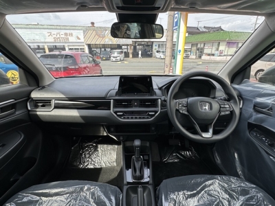 WR-V(ホンダ)登録済未使用車 後席から見た前席