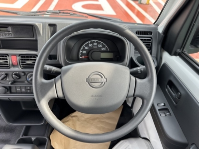 キャリイトラックのOEM(スズキ)届出済未使用車 後席から見た前席
