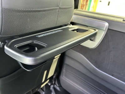 N-BOXカスタム(ホンダ)中古車 後席から見た前席