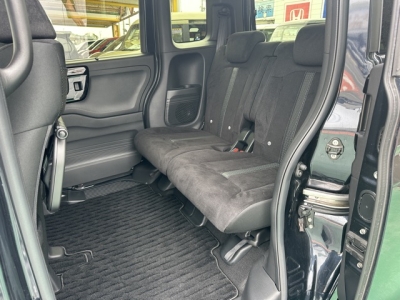 N-BOXカスタム(ホンダ)中古車 後席内装