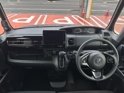 N-BOXカスタム(ホンダ)中古車 後席から見た前席