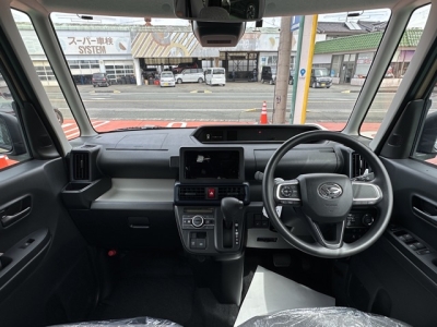 タント(ダイハツ)届出済未使用車 後席から見た前席