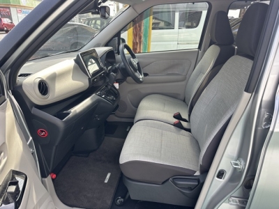 デイズ(ニッサン)中古車 前席内装