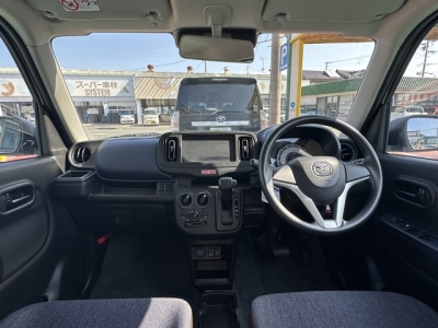 アルトのOEM(スズキ)中古車 後席から見た前席