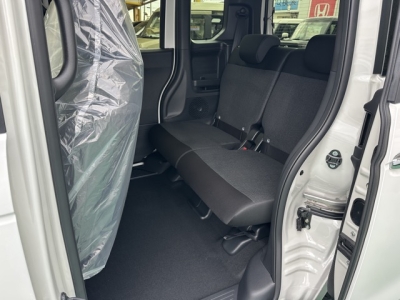 新型N-BOX(ホンダ)届出済未使用車 後席内装