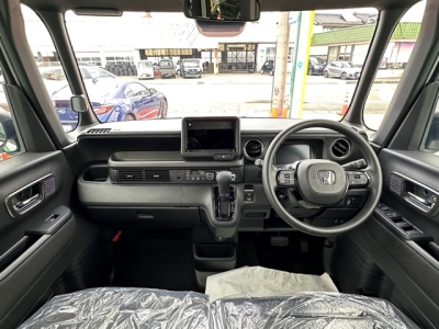 新型N-BOX(ホンダ)届出済未使用車 後席から見た前席
