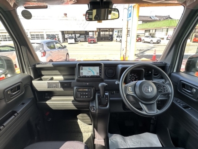 N-VAN(ホンダ)中古車 後席から見た前席