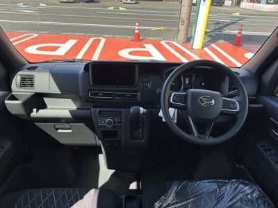 アトレー(ダイハツ)届出済未使用車 後席から見た前席