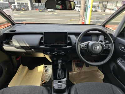 フィット(ホンダ)中古車 後席から見た前席