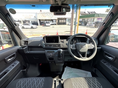 アトレー(ダイハツ)届出済未使用車 後席から見た前席