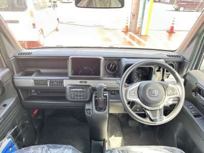 N-VAN(ホンダ)届出済未使用車 後席から見た前席