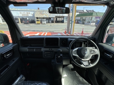 N-VAN(ホンダ)届出済未使用車 後席から見た前席