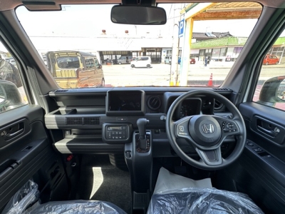 N-VAN(ホンダ)届出済未使用車 後席から見た前席