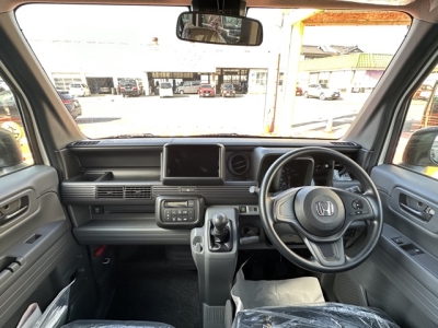 N-VAN(ホンダ)届出済未使用車 後席から見た前席