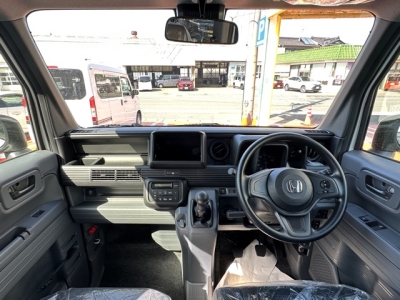 N-VAN(ホンダ)届出済未使用車 後席から見た前席