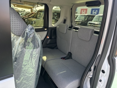 タント(ダイハツ)届出済未使用車 後席から見た前席