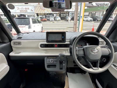ムーヴキャンバス(ダイハツ)届出済未使用車 後席から見た前席
