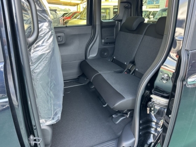 新型N-BOX(ホンダ)届出済未使用車 後席内装