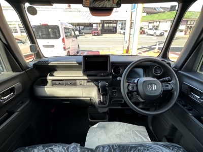 新型N-BOX(ホンダ)届出済未使用車 後席から見た前席