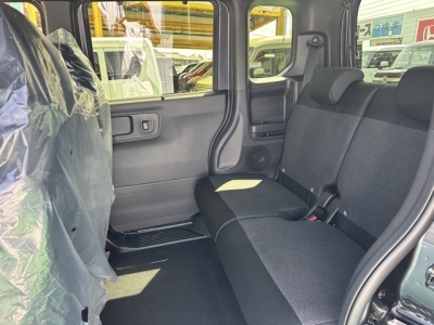 新型N-BOX(ホンダ)届出済未使用車 後席内装
