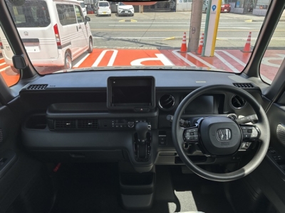 新型N-BOX(ホンダ)届出済未使用車 後席から見た前席