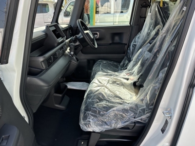 新型N-BOX(ホンダ)届出済未使用車 前席内装