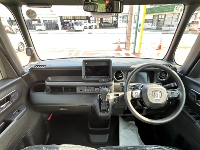新型N-BOX(ホンダ)届出済未使用車 後席から見た前席