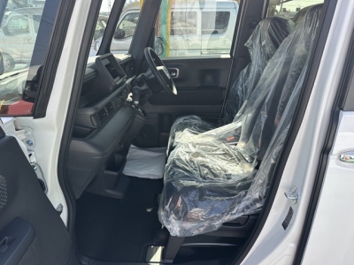 新型N-BOX(ホンダ)届出済未使用車 前席内装