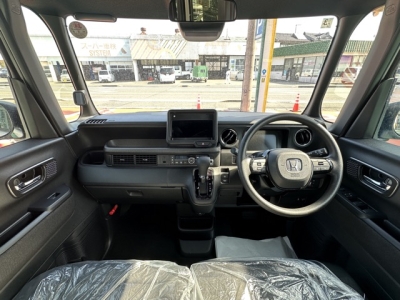 新型N-BOX(ホンダ)届出済未使用車 後席から見た前席
