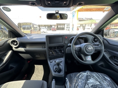 GRヤリス(トヨタ)中古車 後席から見た前席