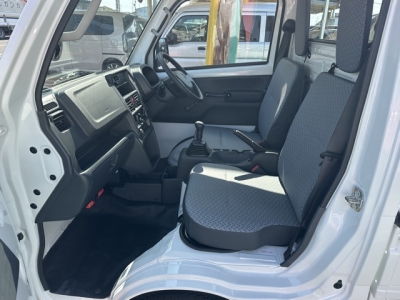 キャリイトラックのOEM(スズキ)届出済未使用車 前席内装