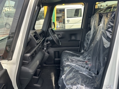新型N-BOX(ホンダ)届出済未使用車 前席内装