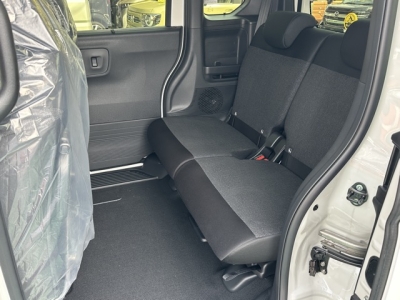 新型N-BOX(ホンダ)届出済未使用車 後席内装