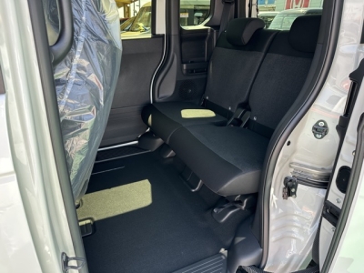 新型N-BOX(ホンダ)届出済未使用車 後席内装