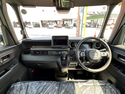 新型N-BOX(ホンダ)届出済未使用車 後席から見た前席