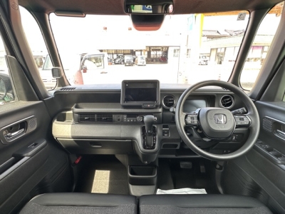 新型N-BOX(ホンダ)届出済未使用車 後席から見た前席